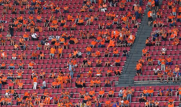 Niederländische Fans vor Beginn der Partie. - © Peter Dejong/AP Pool/dpa