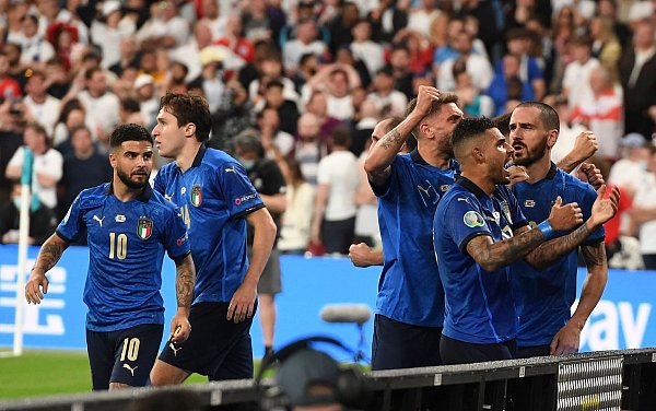 Italiens Leonardo Bonucci (r) jubelt über seinen Treffer zum 1:1 mit seinen Teamkollegen. - © Andy Rain/POOL EPA/AP/dpa