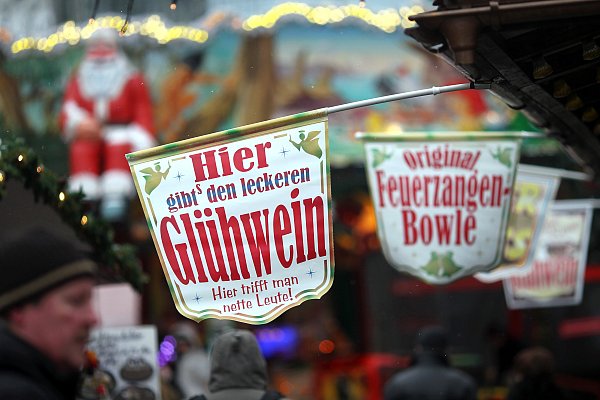 Der Adventsmarkt in der Sälzerhalle lädt zu Glühwein und Bratwurst ein. - © dpa