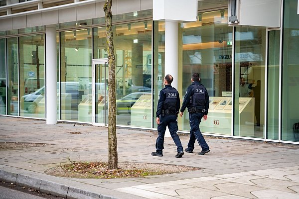 Durchsuchung in Hamburg: Zoll-Beamte vor dem Gebäude des Unternehmenssitzes von Engel & Völkers. - © Jonas Walzberg/dpa