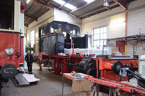 Die 1924 von den Linke Hofmann Werken in Breslau gebaute Dampflok der Baureihe 89 wird weiter aufgearbeitet. Mittlerweile steht die Lok im Lokschuppen Pr. Oldendorf wieder auf eigenen Achsen. - © Joern Spreen-Ledebur