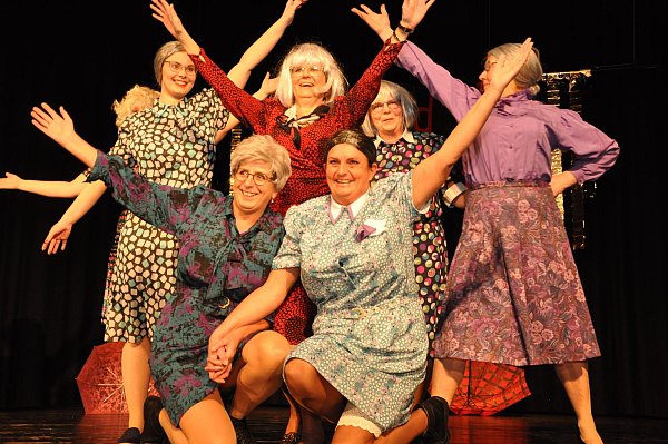 Für ihren Auftritt als „Golden-Girls“ wurde die kfd-Tanzgruppe mit frenetischen Applaus und einer Rakete belohnt. - © Helga Krooß