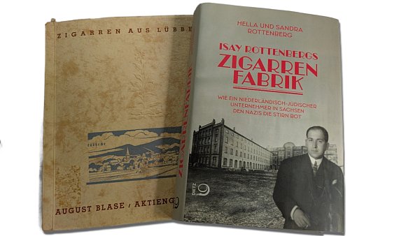 Die Blase-Jubiläumsbroschüre von 1938 aus dem Heimathaus Gehlenbeck und das frisch erschienene Buch über den Coup, der Blase die Marktführerschaft ermöglichte. - © privat