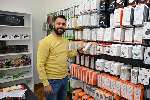 Geschäftsführer Taner Sapka im neu eröffneten Geschäft für Handy-, Telefon- und Computerzubehör an der Hauptstraße 29 kann auf ein breites Sortiment zurückgreifen. - © Karin Prignitz