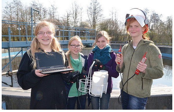 Leah hat in die EDV der Stadt Enger geschaut, Lisa und Lina in der Kläranlage gearbeitet und Josephine (v. l.) beim Bauhof mitgeholfen. - © FOTO: MAREIKE PATOCK