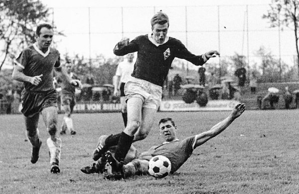 Prominenter Gegner: Horst Gamon (l.) beobachtet im Ligaspiel gegen Borussia Mönchengladbach im Jahre 1963, wie ein Talent namens Günter Netzer den Bielefelder "Stopper" Schulz austanzt. - © Picasa