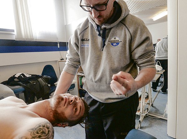 Kontrolle: Christian Strohdiek (l.) wird noch einmal von Physiotherapeut Jörg Liebeck durchgecheckt. - © Foto: Marc Köppelmann