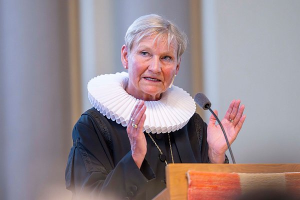 Unter der Leitung der Ratsvorsitzenden Kirsten Fehrs ist die neue Friedensdenkschrift der EKD formuliert worden. - © David Inderlied/dpa