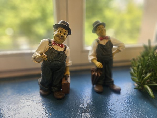 Das Komikerduo Laurel und Hardy - in Deutschland bekannt als "Dick und Doof" steht im Büro des Oberstaatsanwaltes auf der Fensterbank. - © Janet König