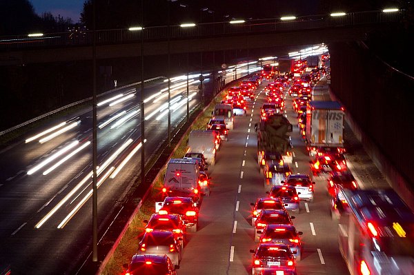 Zwei Lkw sind auf dem Ossi in Bielefeld liegen geblieben. - © Symbolfoto Oliver Krato