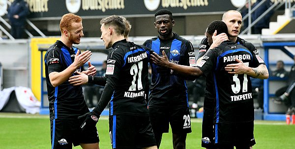 Jubel bei den Paderbornern nach dem 1:0 durch Philipp Klement. - © Wilfried Hiegemann