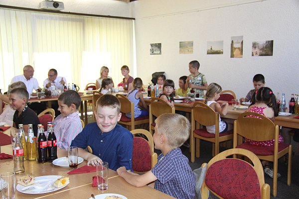 Bürgermeister Vortmeyer empfängt die zehn Jungen und zehn Mädchen im Haus des Gastes. - © Carina Schmihing