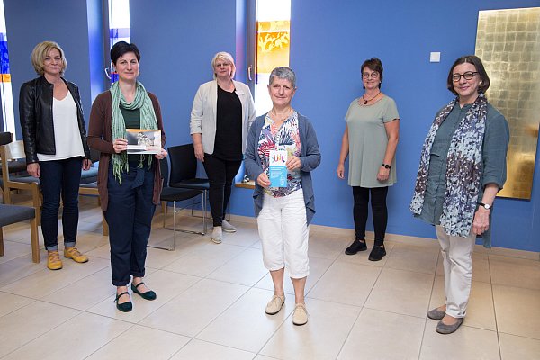 Machen auf Angebote für Familien nach Tot- und Fehlgeburten aufmerksam (v. l.) Gaby Moreau (Kinder-Palliativfachkraft), Cécile Droste (Psychologin), Friedhilde Lichtenborg (Klinikseelsorgerin), Marie-Luise Bittger (Gemeindereferentin), Birgit Konermann und Heike Molitor (beide Trauerbegleiterinnen) vom Arbeitskreis Sternenkinder. - © Hospitalvereinigung Weser-Egge