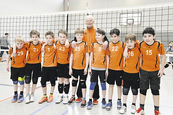 Die Garde der siegreichen VoR-Jungen: Lasse Hinnerks, Justus Hensen, Alexander Wiens, Oskar Bialas, Lasse Markussen, Trainer Juri Kudrizki, Cedric Rösicke, Leon Lücke, Laurin Link und Lukas Kubi. - © Christian Hensen