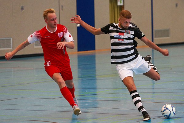 Vierfacher Torschütze: Hakim Aytan (r.) setzt sich hier gegen den Bonner Nationalspieler Niclas Hoffmans durch. - © Andreas Zobe