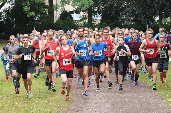 Schon beim Start vorne: Der spätere 5-km-Sieger Florian Bochert (Nr. 100) und Adam Janicki (278), dazwischen Marius Güths. - © Claus-Werner Kreft