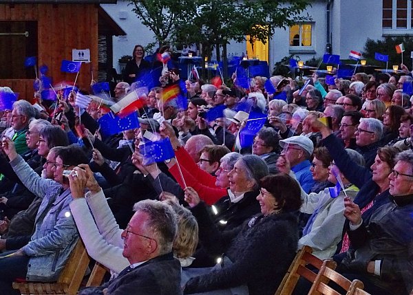 Das Publikum bricht in Europajubel aus nach dem Nationalmelodien-Potpourri. - © Michael Grundmeier