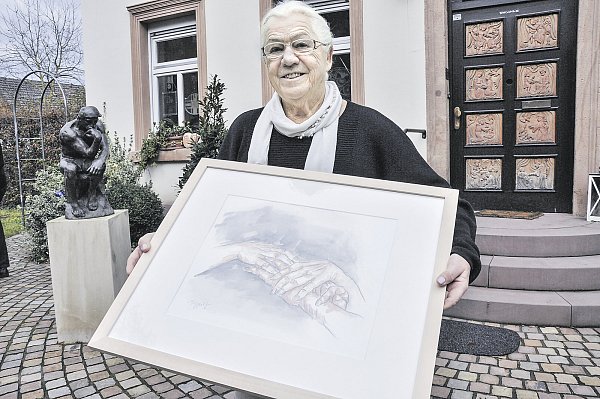 Wirkungsvoll: Die von Edith Wulf gemalten verschlungenen Hände in Graphit- und Aquarelltechnik sollen Vertrauen ausdrücken. - © Helga Krooß