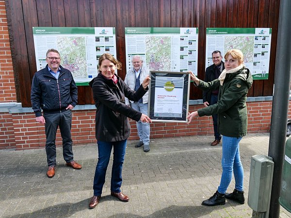 Über die Auszeichnung freuen sich Thomas Westhof (Sennegemeinde, v.l.), Liane Jordan (Deutscher Wanderverband), Herbert Hoffmann (Touristikzentrale Paderborner Land), Ronald Claaßen (Teutoburger Wald Tourismus) und Helena Kottowski (Sennegemeinde). - © Sennegemeinde Hövelhof