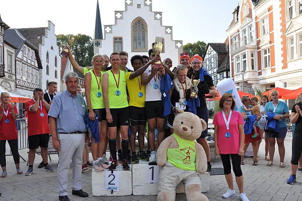 So sehen Sieger aus: Den ersten Brakeler Citiy-Biathlon gewann das Team „Brakeler neue Jungs“. Auf Platz zwei das Team „Non Stop Ultra“, Platz drei das Team „Warum liegt hier kein Schnee“. - © Helga Krooß