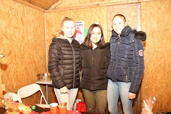 Für das Gymnasium: Marie-Luise Rahmann (v. l.), Fatma Aksoy und Hannah Dammann waren mit dem Umsatz, den sie mit frischen Waffeln erzielten, "sehr zufrieden". - © Joe Cubick