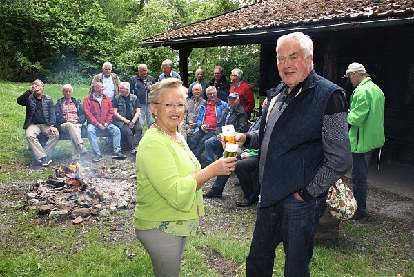 Gründer Franz-Josef Dunkel stößt mit seiner Nachfolgerin im Vereinsvorsitz Marianne Hoppe an. - © Wanderverein Borgentreich