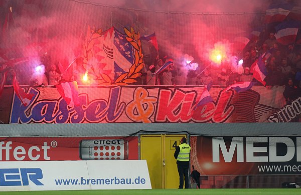 Die Fans aus Kiel zündeten zu Beginn des Spiels Pyrotechnik. - © picture alliance/dpa
