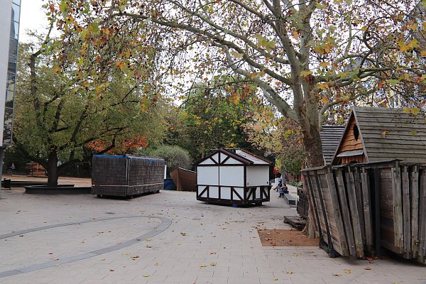 Vorbereitung: Die ersten weihnachtlichen "Almrausch"-Hütten auf dem noch herbstlichen Linnenbauerplatz stehen schon. - © Alexandra Golfinger