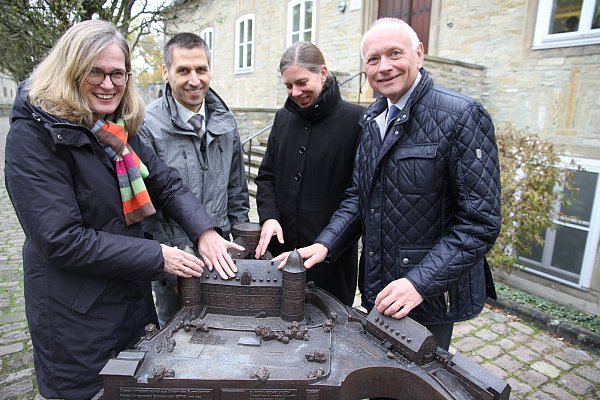 Museumsleiterin Kirsten John-Stucke (v. l.), Bürens Bürgermeister Burkhard Schwuchow, Sarah Stephan von der Bezirksregierung und der stellvertretende Landrat Hans-Bernd Janzen. - © Johannes Büttner