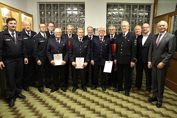 Gruppenbild: Diese Mitglieder der Bürener Feuerwehr werden für 50- und 60-jährige Mitgliedschaft geehrt und befördert. - © Johannes Büttner