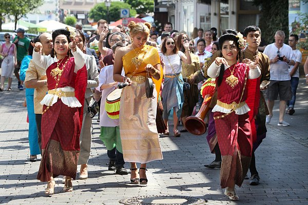 Traditionell: Teilnehmer einer thailändischen Hochzeit zeigten sich vor der Feier im High-Club auf der Gänsemarkt-Bühne. - © Frank-Michael Kiel-Steinkamp