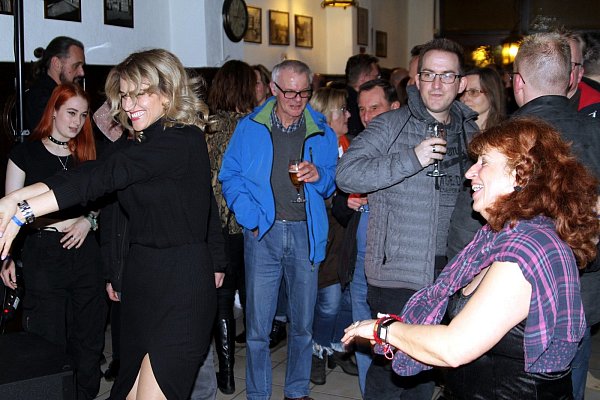 Tanzen zu Party-Cover-Musik: Die Besucher im Föge bekamen vom "Gianni Duo" einige Lieblingssongs auf die Ohren. - © Ulrich Finkemeyer