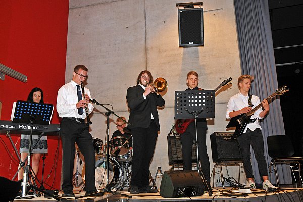 Musikalische Unterhaltung: Das Jazz-Rock-Ensemble des WGE begleitete die Entlassfeier der Abiturienten. - © STEFANIE BOSS