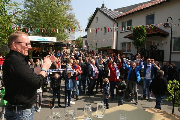 Heimatvereinsvorsitzender Manfred Keuter verabschiedet Fans des SV Atteln in Richtung Thüle. Dort fand das Kreispokalfinale gegen Delbrück statt. - © Andreas Götte