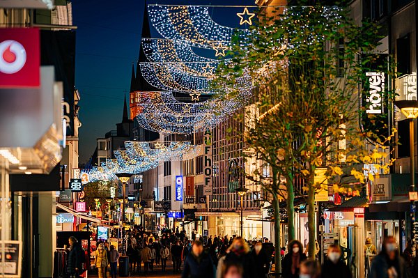 Aufwendige Lichtinstallationen sorgen in der Westernstraße für weihnachtliche Stimmung. - © Stadt Paderborn/Besim Mazhiqi