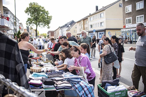 Etwa 50 Flomarktstände erstrecken sich entlang der Ziegelstraße. Es ist der Höhepunkt des Straßenfestes. - © Felix Boche