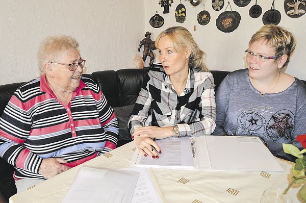 Wie läuft das? Lore Rusche (v.l.) erfährt von "Pflegehelden"-Leiterin Kerstin Machwitz alles über die Beschäftigung polnischer Pflegehelfer. Nichte Maike Woestmann stellt auch Fragen und hilft, die Bedenken zu zerstreuen. - © Sibylle Kemna