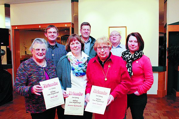 Urkunde: Doris Seiß, Annette Rademacher und Karin Wenzel (vorne v. l.) sind dem Heimatverein seit 40 Jahren treu. Peter Castrup, Axel Ruwe, Michael Nessit und Nicole Volmar (hinten v. l.) feiern 25. Jubiläum. - © Viktoria Schmeding