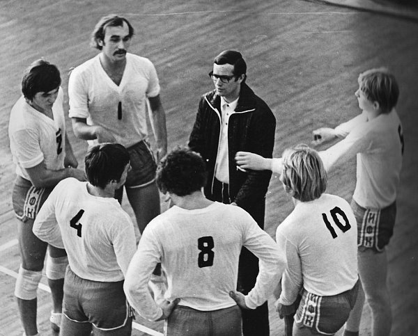 Ein Bild aus dem Jahre 1975: Juri Kudrizki (dunkle Trainingsjacke) als Trainer der weißrussischen Studentenauswahl. Diverse Spieler aus diesem Team wurden später Welt- und Europameister. - © Privat