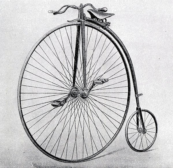 Abbildung eines Hochrades der Firma Nikolaus Dürkoppaus dem Fabrikkatalog von 1888. Das Hochrad wurde zunächst so gebaut, um dieHebelwirkung der Tretkurbeln am Vorderrad zu nutzen. Gleichzeitig riskierteman mit dieser Technik riskante Stürze. - © Fabrikkatalog Dürrkopp