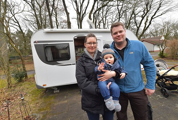 Früh übt sich: Schon als Säugling erlebte Tim mit seinen Eltern Yvonne Rüterkamp und Philipp Krause seine Campingplatz-Premiere. - © Jens Dünhölter