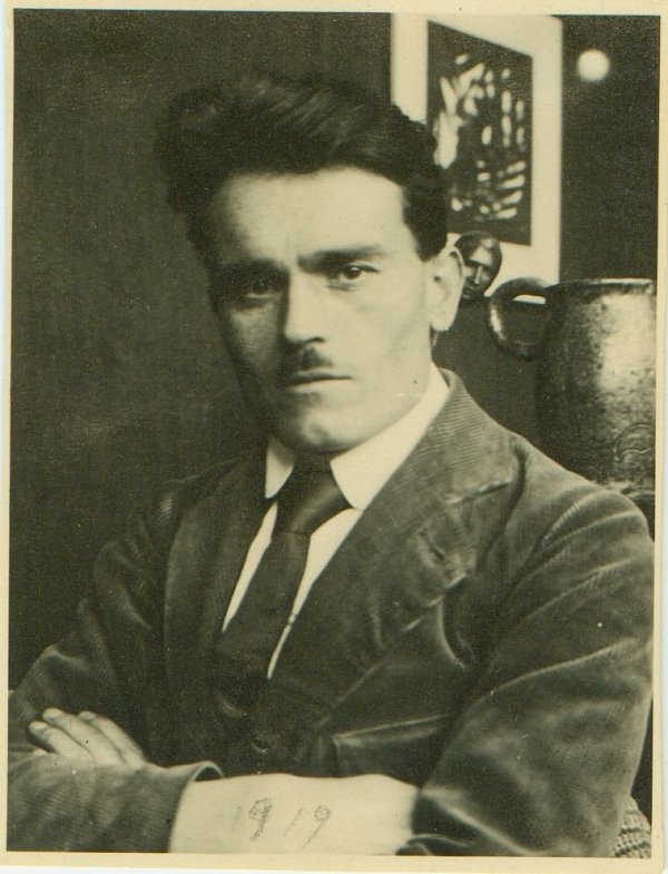 1919 aufgenommen: Ernst Sagewka in seinem Atelier in Bielefeld-Sieker. - © rolf sagewka