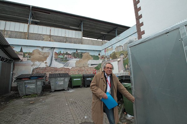 Vieles neu: Die Windschutzscheiben (oben) wie auch das Stahltor links vom Haupteingang zeigte Bahnhofsmanager Martin Nowosad. - © Peter Steinert