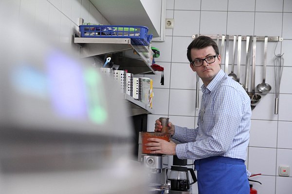 Geht's auch schneller? Jens Ostrowski an der Küchenmaschine. - © Marten Siegmann