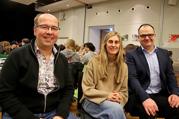 Die Auseinandersetzung mit Leben und Werk Fechenbachs gehört zum Schulprogramm, erläuterten Ulrich Schumann, die stellvertretende Schulleiterin Kathrin Slotta und Schulleiter Thomas Friebertshäuser (von links). - © Knut Dinter