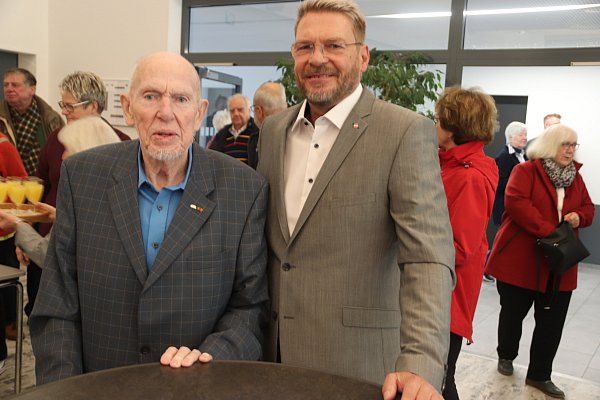 20 Jahre lang war Horst Steinkühler (l.) Mitglied des nordrhein-westfälischen Landtags. Hier ist der Namensgeber des Preises im Gespräch mit dem SPD-Stadtverbandsvorsitzenden Peter Heepmann. - © Knut Dinter