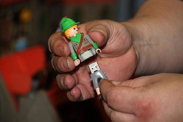 Modernes Innenleben: Diesem Trachtler hat Volker Westerfellhaus durch einen USB-Stick inneren Halt gegeben. - © Rolf Birkholz