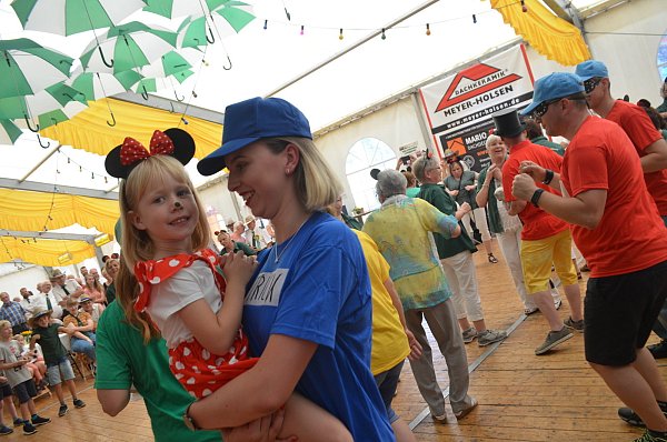 Ententanz: Die Strohhutkompanie lud zur Reise nach Disneyhausen ein. Claire Urbigkeit (links) und Laura Gotzmann waren bei dem spaßigen Auftritt auf der Tanzfläche dabei. - © Alexander Lange