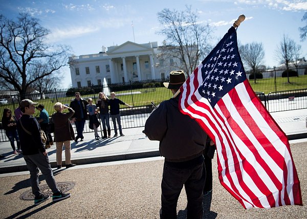 Regierungssitz: Das Weiße Haus in Washington ist auch eine Touristenattraktion. Der neue US-Präsident Donald Trump ist dort im Januar eingezogen. FOTO: DPA - © dpa