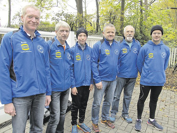 Zufriedene Espelkamper: Achim Hagemeyer (v.l.), Jörg Holle, Yannick Arndt, Andreas Wiehe, Herbert Schantowski und Marcell Schmalhorst nach dem Lauf in Minden. - © privat